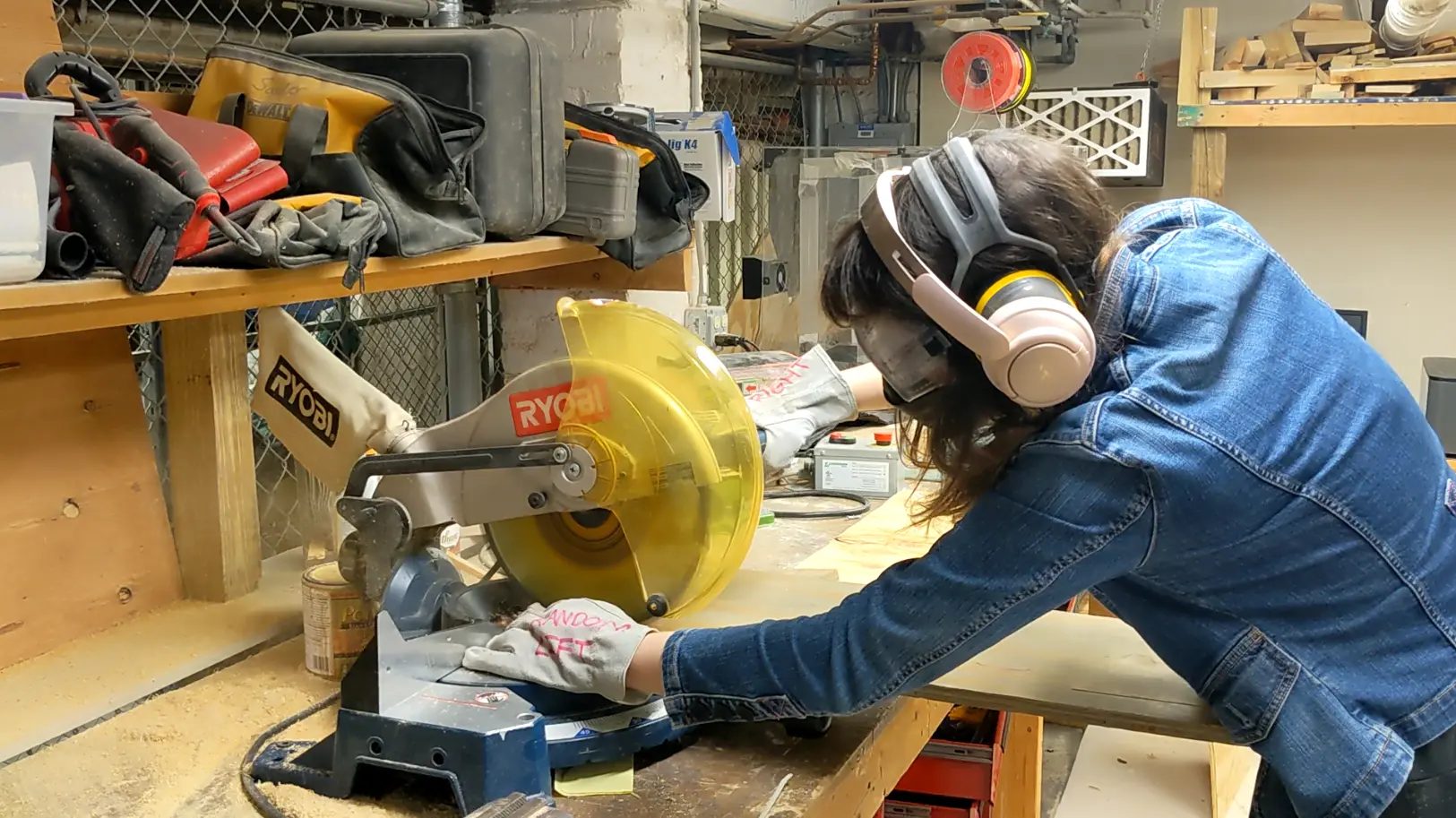 picture of a resident using the saw to cut a piece of wood